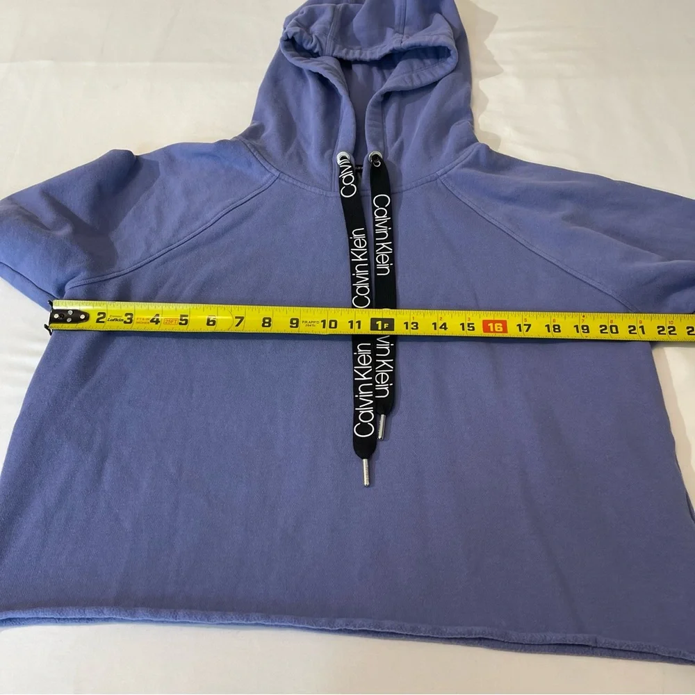 CALVIN KLEIN WOMENS SHORT HOODIE, SIZE M, VERY GOOD CONDITION, PREOWNED - Picture 2 of 3